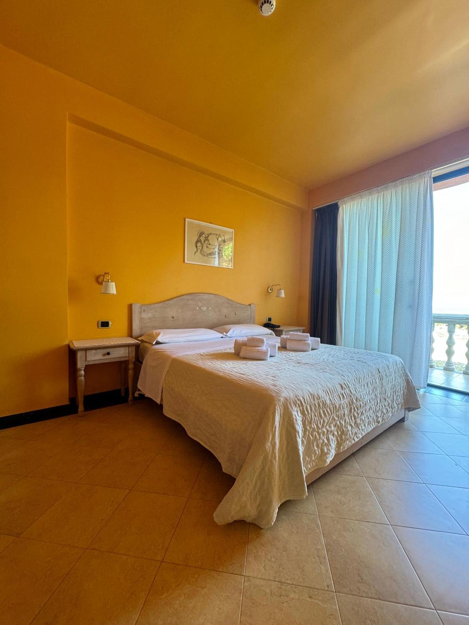 La Playa Blanca & Ristorante Hotel Santo Stefano di Camastra